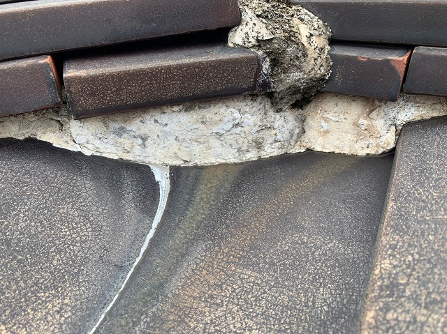 漆喰による熨斗瓦ズレ